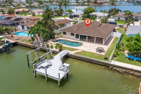 House in Madeira Beach, Florida 3 bedrooms, 209.31 sq.m. № 1888503 - photo 3