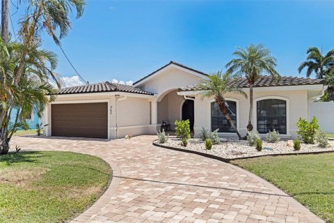 House in Madeira Beach, Florida 3 bedrooms, 209.31 sq.m. № 1888503 - photo 6
