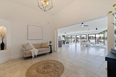 House in Madeira Beach, Florida 3 bedrooms, 209.31 sq.m. № 1888503 - photo 11