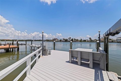 House in Madeira Beach, Florida 3 bedrooms, 209.31 sq.m. № 1888503 - photo 9