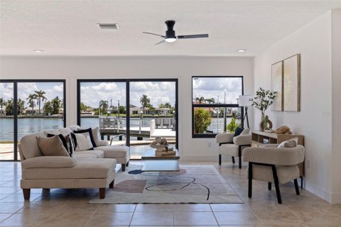House in Madeira Beach, Florida 3 bedrooms, 209.31 sq.m. № 1888503 - photo 14