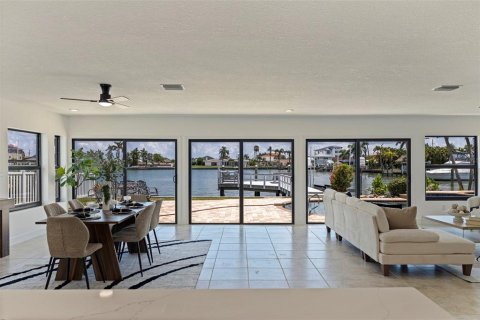 House in Madeira Beach, Florida 3 bedrooms, 209.31 sq.m. № 1888503 - photo 18