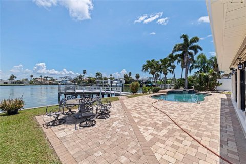 House in Madeira Beach, Florida 3 bedrooms, 209.31 sq.m. № 1888503 - photo 5