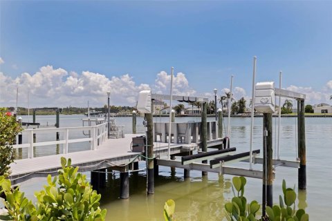 House in Madeira Beach, Florida 3 bedrooms, 209.31 sq.m. № 1888503 - photo 8
