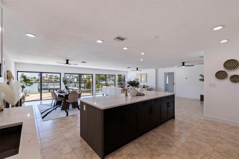 House in Madeira Beach, Florida 3 bedrooms, 209.31 sq.m. № 1888503 - photo 23