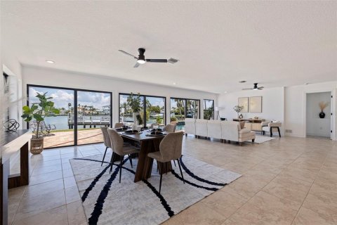 House in Madeira Beach, Florida 3 bedrooms, 209.31 sq.m. № 1888503 - photo 17