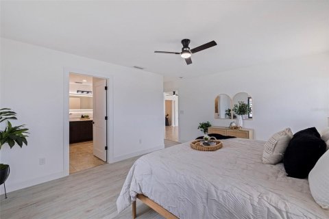 House in Madeira Beach, Florida 3 bedrooms, 209.31 sq.m. № 1888503 - photo 27