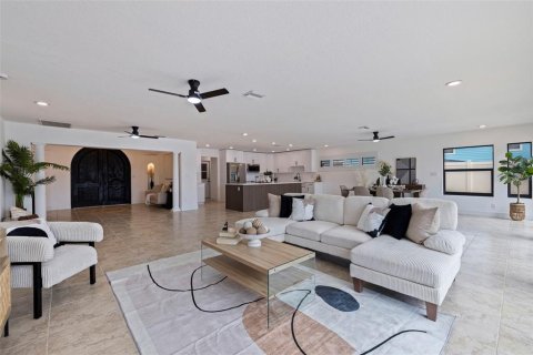 House in Madeira Beach, Florida 3 bedrooms, 209.31 sq.m. № 1888503 - photo 16