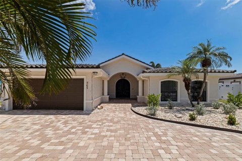 House in Madeira Beach, Florida 3 bedrooms, 209.31 sq.m. № 1888503 - photo 1