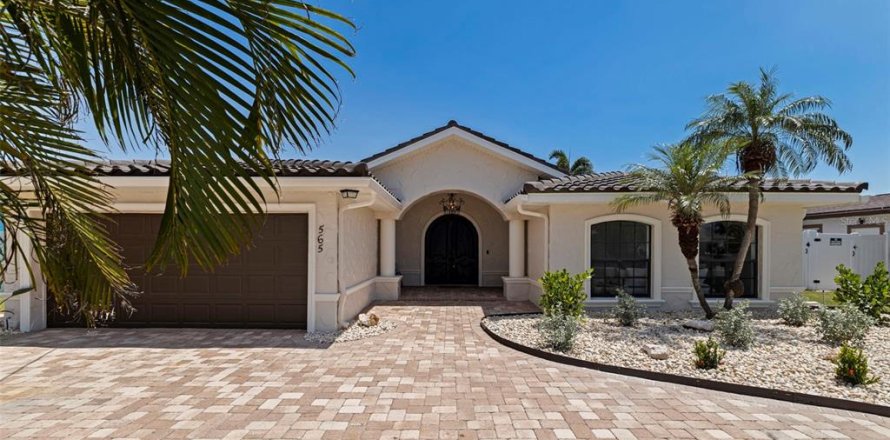 House in Madeira Beach, Florida 3 bedrooms, 209.31 sq.m. № 1888503