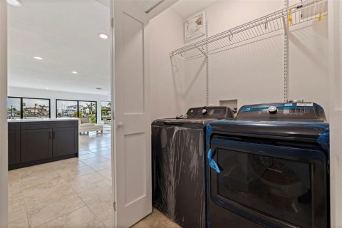 House in Madeira Beach, Florida 3 bedrooms, 209.31 sq.m. № 1888503 - photo 24