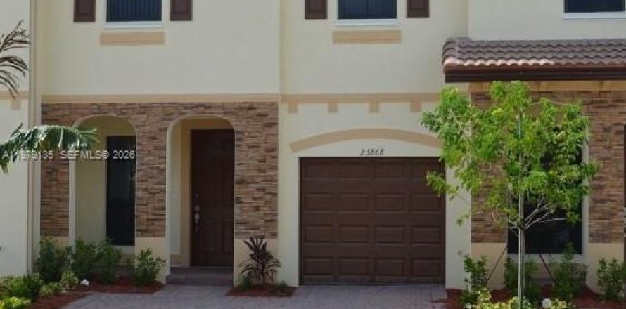 Townhouse in Homestead, Florida 3 bedrooms, 147.44 sq.m. № 2044731