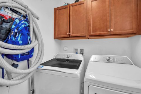 Casa en alquiler en Hialeah, Florida, 5 dormitorios, 226.31 m2 № 1991278 - foto 20