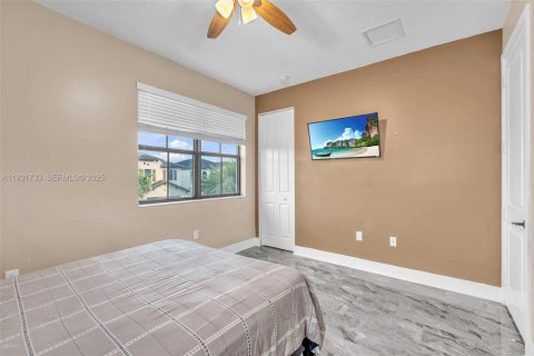 Casa en alquiler en Hialeah, Florida, 5 dormitorios, 226.31 m2 № 1991278 - foto 12