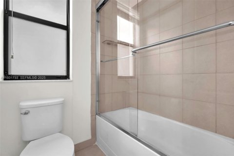 Casa en alquiler en Hialeah, Florida, 5 dormitorios, 226.31 m2 № 1991278 - foto 14