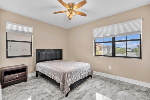 Casa en alquiler en Hialeah, Florida, 5 dormitorios, 226.31 m2 № 1991278 - foto 11