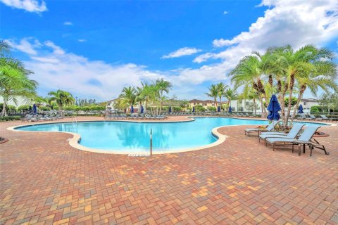 Casa en alquiler en Hialeah, Florida, 5 dormitorios, 226.31 m2 № 1991278 - foto 25