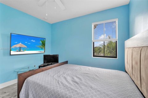 Casa en alquiler en Hialeah, Florida, 5 dormitorios, 226.31 m2 № 1991278 - foto 10