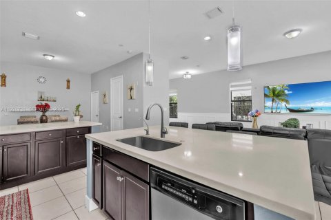 Casa en alquiler en Hialeah, Florida, 5 dormitorios, 226.31 m2 № 1991278 - foto 2