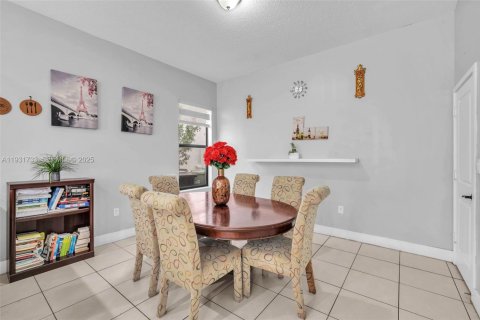 Casa en alquiler en Hialeah, Florida, 5 dormitorios, 226.31 m2 № 1991278 - foto 6
