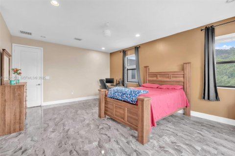 Casa en alquiler en Hialeah, Florida, 5 dormitorios, 226.31 m2 № 1991278 - foto 17