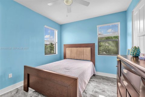 Casa en alquiler en Hialeah, Florida, 5 dormitorios, 226.31 m2 № 1991278 - foto 9
