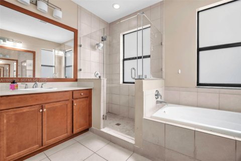 Casa en alquiler en Hialeah, Florida, 5 dormitorios, 226.31 m2 № 1991278 - foto 18