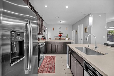 Casa en alquiler en Hialeah, Florida, 5 dormitorios, 226.31 m2 № 1991278 - foto 1