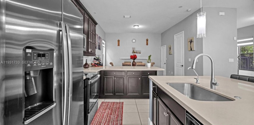 Casa en Hialeah, Florida 5 dormitorios, 226.31 m2 № 1991278