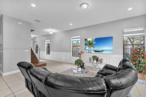 Casa en alquiler en Hialeah, Florida, 5 dormitorios, 226.31 m2 № 1991278 - foto 5