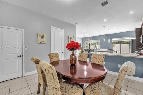 Casa en alquiler en Hialeah, Florida, 5 dormitorios, 226.31 m2 № 1991278 - foto 7