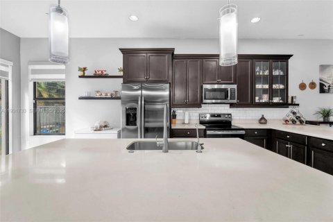 Casa en alquiler en Hialeah, Florida, 5 dormitorios, 226.31 m2 № 1991278 - foto 3