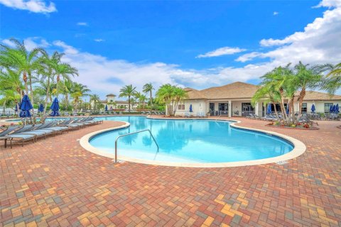 Casa en alquiler en Hialeah, Florida, 5 dormitorios, 226.31 m2 № 1991278 - foto 27