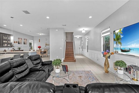 Casa en alquiler en Hialeah, Florida, 5 dormitorios, 226.31 m2 № 1991278 - foto 4