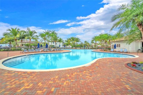 Casa en alquiler en Hialeah, Florida, 5 dormitorios, 226.31 m2 № 1991278 - foto 26