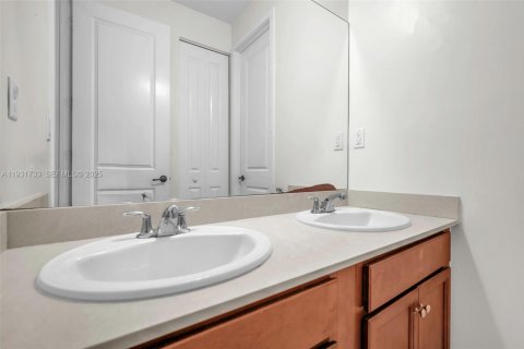 Casa en alquiler en Hialeah, Florida, 5 dormitorios, 226.31 m2 № 1991278 - foto 15