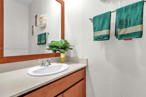 Casa en alquiler en Hialeah, Florida, 5 dormitorios, 226.31 m2 № 1991278 - foto 19