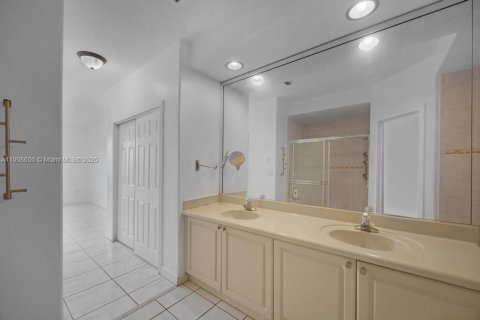 House in Doral, Florida 3 bedrooms, 186.45 sq.m. № 1964179 - photo 26