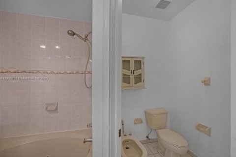 House in Doral, Florida 3 bedrooms, 186.45 sq.m. № 1964179 - photo 25