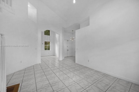 House in Doral, Florida 3 bedrooms, 186.45 sq.m. № 1964179 - photo 8