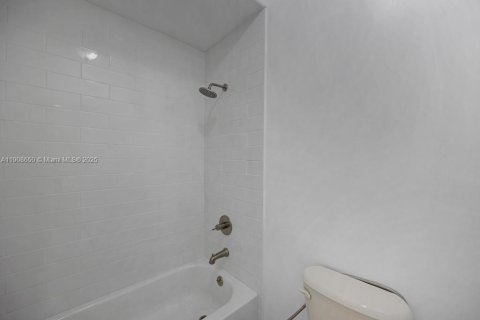 House in Doral, Florida 3 bedrooms, 186.45 sq.m. № 1964179 - photo 30