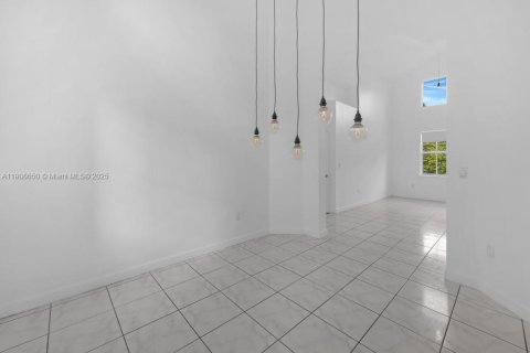 House in Doral, Florida 3 bedrooms, 186.45 sq.m. № 1964179 - photo 12