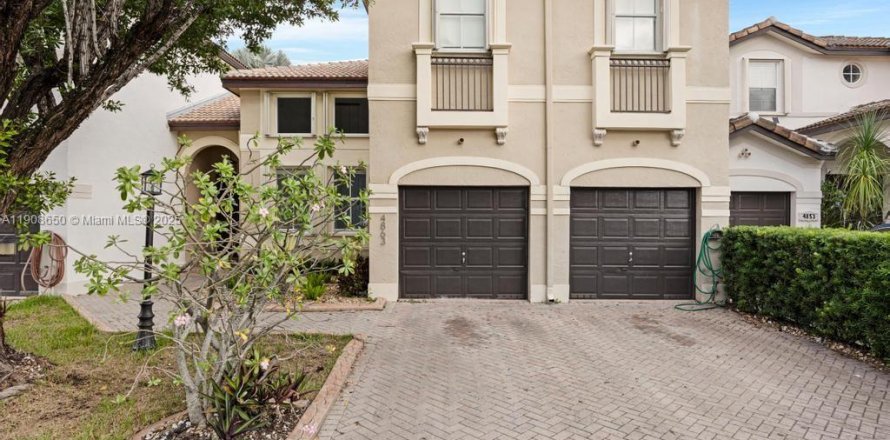 House in Doral, Florida 3 bedrooms, 186.45 sq.m. № 1964179