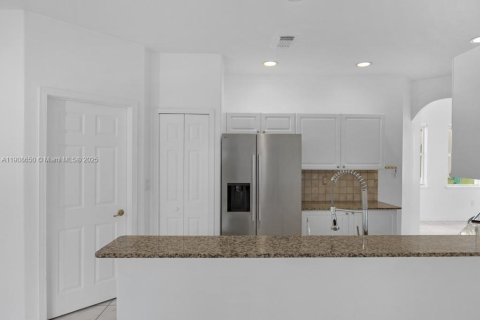 House in Doral, Florida 3 bedrooms, 186.45 sq.m. № 1964179 - photo 18