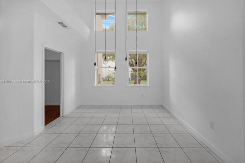 House in Doral, Florida 3 bedrooms, 186.45 sq.m. № 1964179 - photo 10