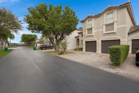 House in Doral, Florida 3 bedrooms, 186.45 sq.m. № 1964179 - photo 2