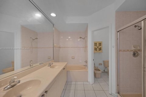House in Doral, Florida 3 bedrooms, 186.45 sq.m. № 1964179 - photo 24