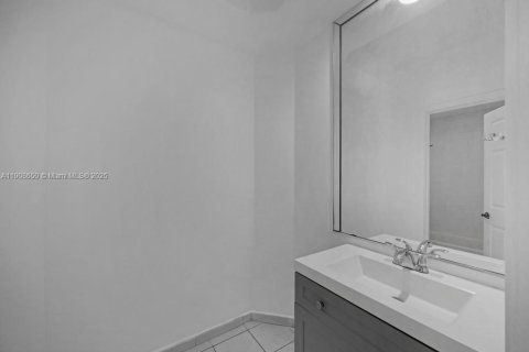 House in Doral, Florida 3 bedrooms, 186.45 sq.m. № 1964179 - photo 29