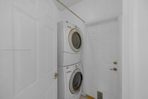 House in Doral, Florida 3 bedrooms, 186.45 sq.m. № 1964179 - photo 14