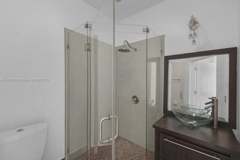 House in Doral, Florida 3 bedrooms, 186.45 sq.m. № 1964179 - photo 5